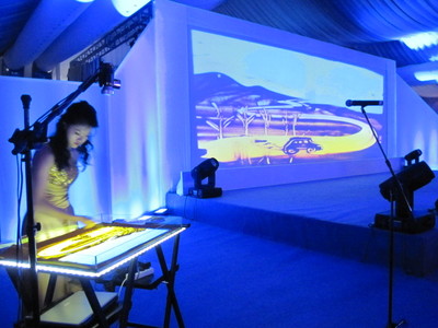 流光溢彩间的诗与梦 沙画艺术的创作与演绎